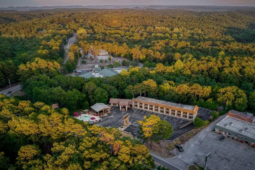 Stonegate Lodge King Bed Wifi Roku Tv Salt Water Pool Room #203 Eureka Springs Exterior photo