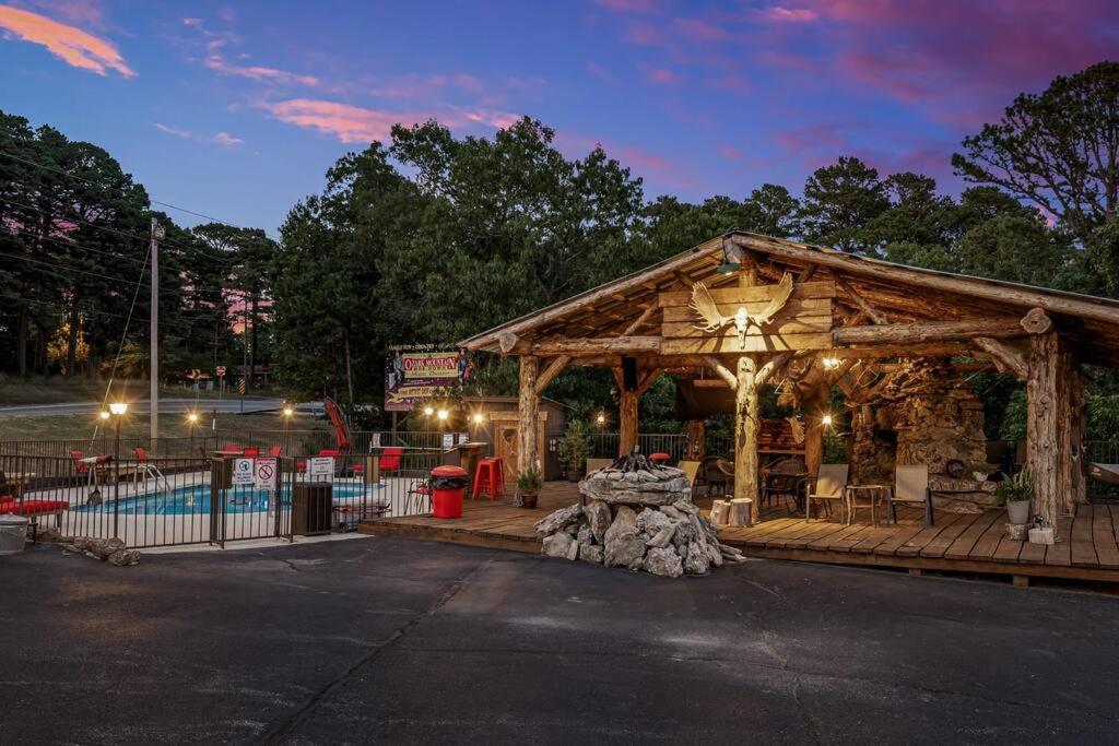 Stonegate Lodge King Bed Wifi Roku Tv Salt Water Pool Room #203 Eureka Springs Exterior photo